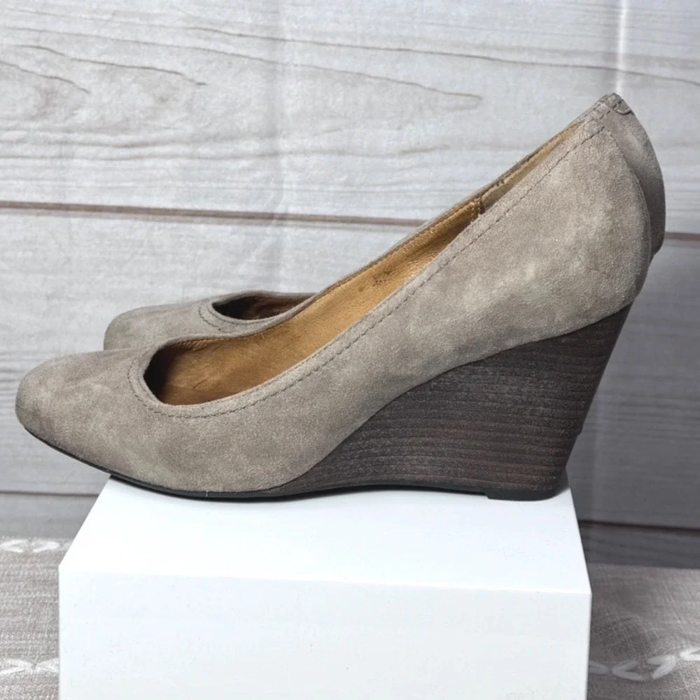 Clarks Artisan Taupe Grey Suede Wedge Pumps Round Toe Shoes Womens 8.5 M